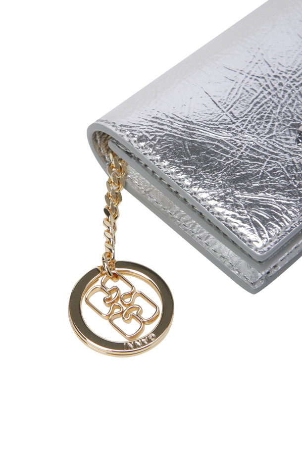 Bou 플랩 카드 홀더 - 실버는 메탈릭 소재의 여성용 카드지갑입니다. 스몰 사이즈의 사각 디자인으로, 플랩형 지갑 타입에 스냅 버튼 잠금 방식을 적용했습니다. 버터플라이 로고 장식이 돋보이며, 다중 수납이 가능하여 실용성을 더했습니다. 시크, 미니멀, 클래식 스타일을 선호하는 분들께 추천하며, 데이트룩, 쇼핑룩, 모임룩 등 다양한 TPO에 매치하기 좋습니다. 햇빛에 노출 시 변색될 수 있으니 주의하여 사용하세요.
