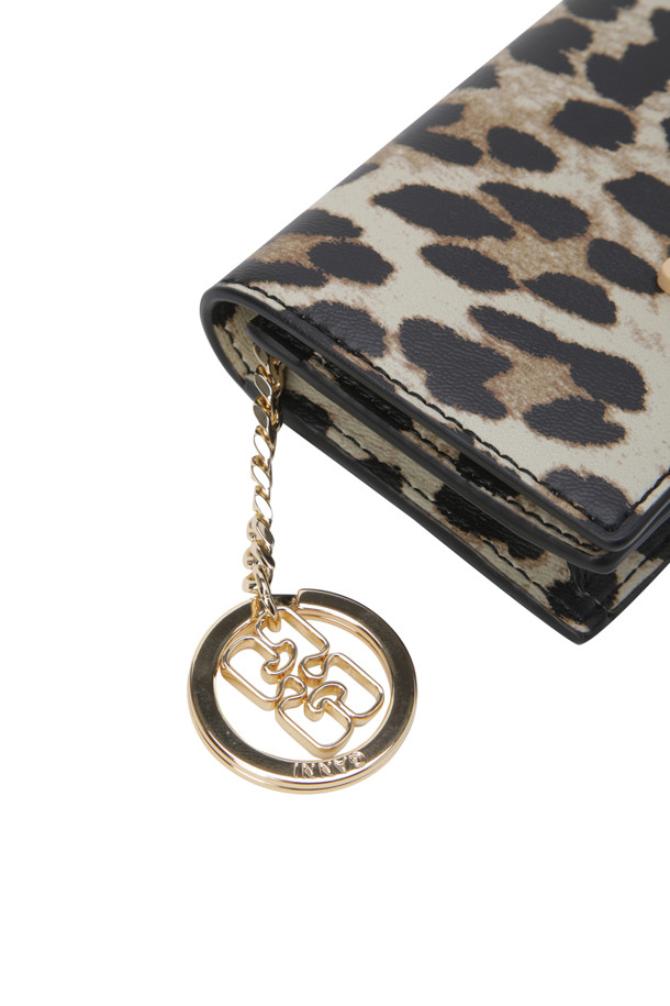 Bou(부) 카드홀더 위드 플랩 - 레오파드는 여성 고객을 위한 카드홀더입니다. 플랩형 디자인에 사각 모양으로 제작되었으며, 다중 수납이 가능하여 실용성을 높였습니다. 레오파드 패턴이 돋보이는 디자인으로, 클래식, 미니멀, 걸리시 스타일을 즐겨 입는 고객에게 적합합니다. 데이트룩, 쇼핑룩, 카페룩 등 다양한 TPO에 매치하여 포인트를 줄 수 있으며, GANNI(가니) 버터플라이 하드웨어 로고 장식이 특징입니다.
