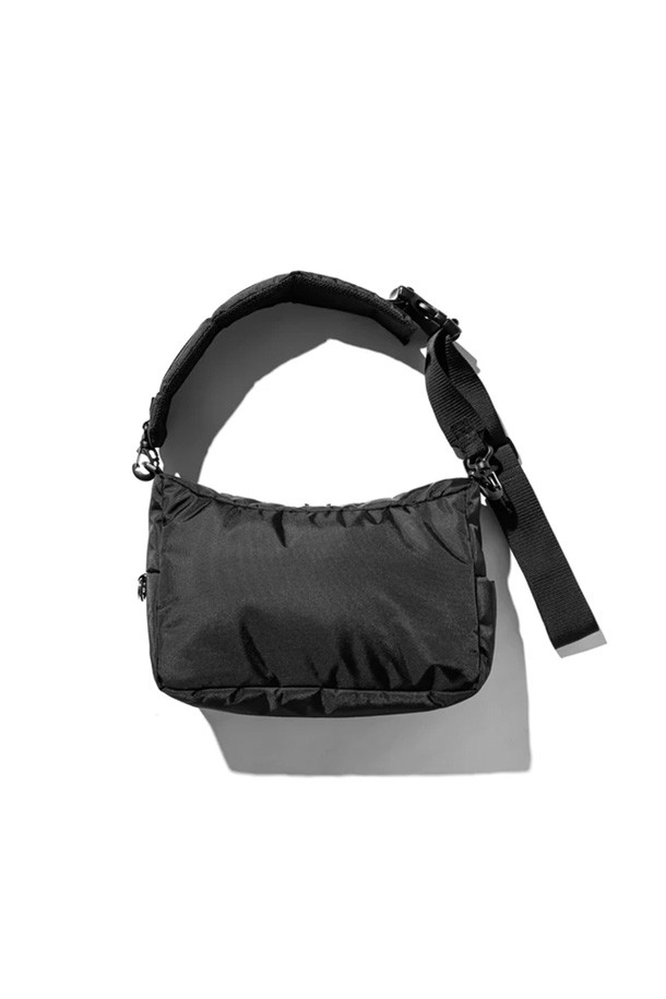 (CLESSTE) 멀티 포켓 홀리데이 백 - 블랙은 여행룩, 캐주얼, 미니멀, 시티보이 스타일을 위한 남성용 가방입니다. 옥스포드 원단으로 제작되어 생활 방수 기능과 경량성을 갖췄으며, 11인치 아이패드 수납이 가능합니다. 다수의 외부 포켓과 4개의 내부 포켓, 지퍼형 잠금 방식으로 실용적인 수납 공간을 제공합니다. 무지 패턴의 사각 가방 디자인에 카라비너 장식이 더해져 세련된 느낌을 선사합니다. 여행 및 일상에서 폭넓게 활용할 수 있는 데일리 백입니다.
