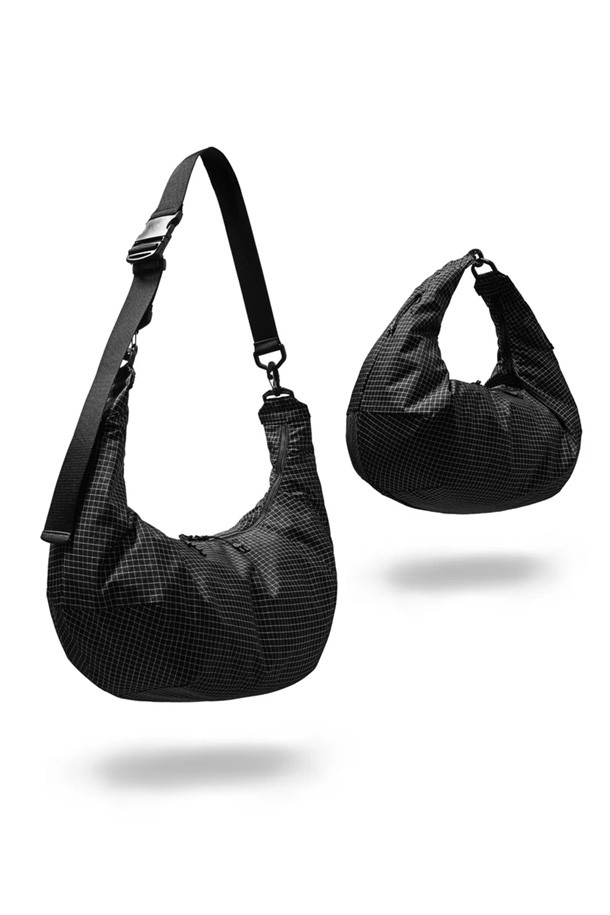 (CLESSTE) 다이네마 2WAY 시스템 숄더백 - 블랙은 미니멀하고 시크한 스타일을 추구하는 남성들을 위한 숄더백입니다. 다이네마 소재를 사용하여 내구성을 높였으며, 반원 형태의 디자인과 블랙 컬러의 조화가 세련된 느낌을 선사합니다. 2WAY 기능으로 숄더백 또는 시스템백으로 활용 가능하며, 체크 패턴이 은은하게 포인트를 더합니다. 가방 내부에는 넉넉한 수납공간이 마련되어 있어, 일상생활에서 필요한 소지품을 효율적으로 보관할 수 있습니다. 지퍼형 잠금 방식으로 내용물을 안전하게 보호하며, 숄더 스트랩으로 편안하게 착용할 수 있습니다.
