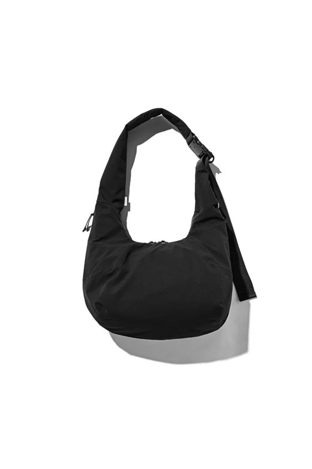 (CLESSTE) 소프트 쉘 시스템 어드저스터 백 - 블랙은 미니멀, 캐주얼, 시크 스타일을 추구하는 남성 고객을 위한 가방입니다. 부드러운 나일론 소재의 반원 형태 크로스백으로, 블랙 색상에 버클 디테일로 포인트를 주었습니다. 가방 내부에는 넉넉한 수납공간이 마련되어 있으며, 스트랩 조절을 통해 편리하게 사이즈를 조절할 수 있습니다. 일상생활에서 다양한 소지품을 안전하고 스타일리시하게 휴대할 수 있는 실용적인 아이템입니다.
