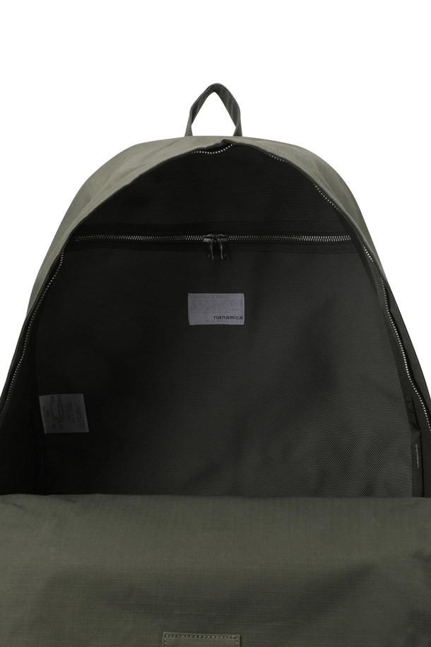 (NANAMICA) 데이 팩 - 올리브 드랩은 면과 나일론 혼방 소재로 제작된 사각형 디자인의 백팩입니다. 남성용으로 출시되었으며, 올리브 컬러의 무지 패턴으로 미니멀하고 시티보이 스타일을 연출하기 좋습니다. 출근룩, 여행룩, 캠핑룩 등 다양한 TPO에 활용할 수 있으며, 전면에 유틸리티 포켓이 있어 실용성을 더했습니다. 심플한 디자인으로 어떤 스타일에도 자연스럽게 매치되어 데일리 백으로 활용하기 좋습니다.
