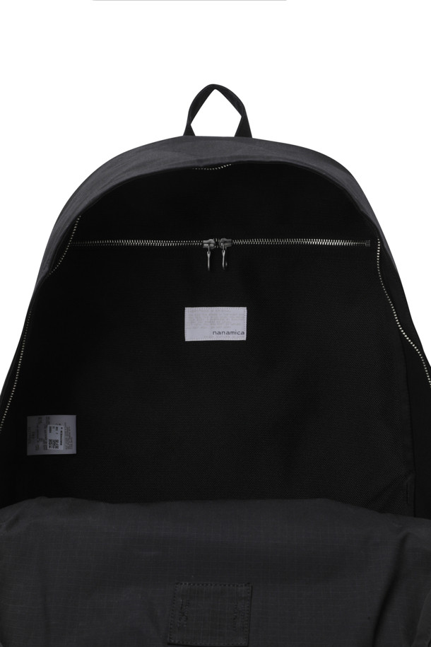 (NANAMICA) 데이 팩 - 블랙은 코튼, 나일론, 코듀라 소재를 사용하여 튼튼하고 미니멀한 디자인을 자랑하는 가방입니다. 사각형 모양에 전면 유틸리티 포켓과 지퍼형 잠금 방식으로 실용성을 더했습니다. 미디엄 사이즈로 일상 및 여행 시 넉넉한 수납 공간을 제공하며, 캐주얼 및 미니멀 스타일의 여행룩에 잘 어울립니다. 블랙 컬러의 무지 디자인으로 어떤 스타일에도 쉽게 매치할 수 있습니다. 데일리 백으로 활용하기 좋은 아이템입니다.
