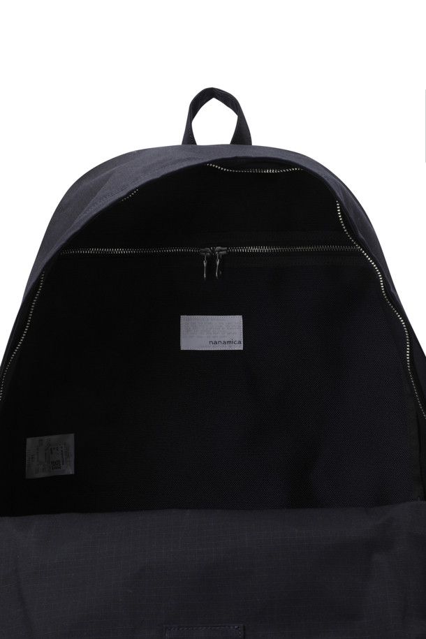 (NANAMICA) 데이 팩 - 네이비는 남성을 위한 가방으로, 출근룩, 여행룩, 비즈니스 캐주얼에 어울리는 미니멀, 클래식, 시티보이 스타일의 백팩입니다. 면과 나일론 혼방의 튼튼한 소재로 제작되었으며, 네이비 컬러의 무지 패턴 디자인이 특징입니다. 데이 팩은 유틸리티 포켓을 갖춰 수납력을 높였습니다. 어떤 잠금 방식도 적용되지 않았으며, 심플하고 실용적인 디자인으로 다양한 스타일에 매치하기 좋습니다.
