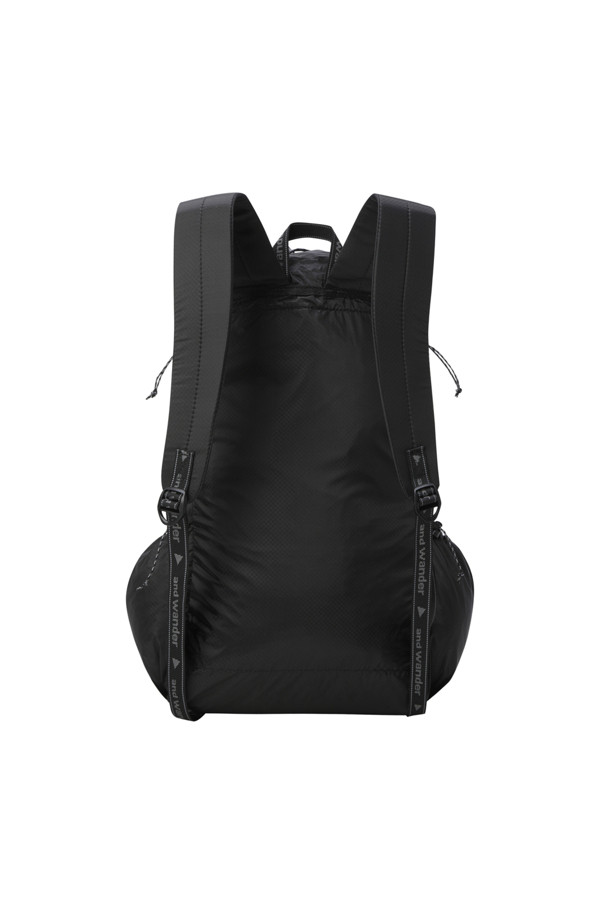 (앤드 와인더) 실 데이백 - 블랙은 일상과 하이킹에 적합한 남성용 데이백입니다. 방수 기능을 갖춘 사각 디자인으로, CORDURA 원단을 사용하여 내구성을 높였습니다. 넉넉한 수납을 위한 사이드 포켓과 내부 포켓, 그리고 지퍼형 잠금 방식을 갖추고 있습니다. 미니멀하고 캐주얼한 스타일을 연출하며, 로고 패턴으로 포인트를 더했습니다. 나일론과 실리콘 소재를 사용하여 가볍고 실용적인 데이백입니다.
