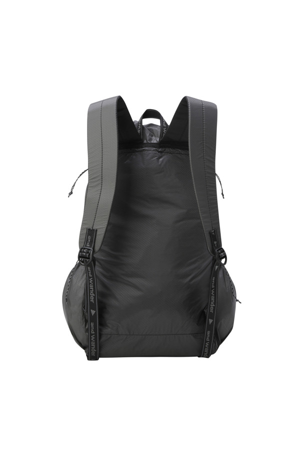 (AND WANDER) 실 데이백 - 그레이는 하이킹과 일상에서 활용하기 좋은 데이백입니다. INVISTA 실리콘 코팅 CORDURA 나일론 원단을 사용하여 방수 기능을 갖췄으며, 내부 포켓과 사이드 포켓으로 수납력을 높였습니다. 미디엄 사이즈의 사각 가방으로, 캐주얼, 고프코어, 미니멀 스타일의 등산룩과 여행룩에 잘 어울립니다. 그레이 컬러에 로고 패턴이 더해져 디자인 포인트를 더했습니다. 지퍼형 잠금 방식으로 내용물을 안전하게 보관할 수 있습니다.
