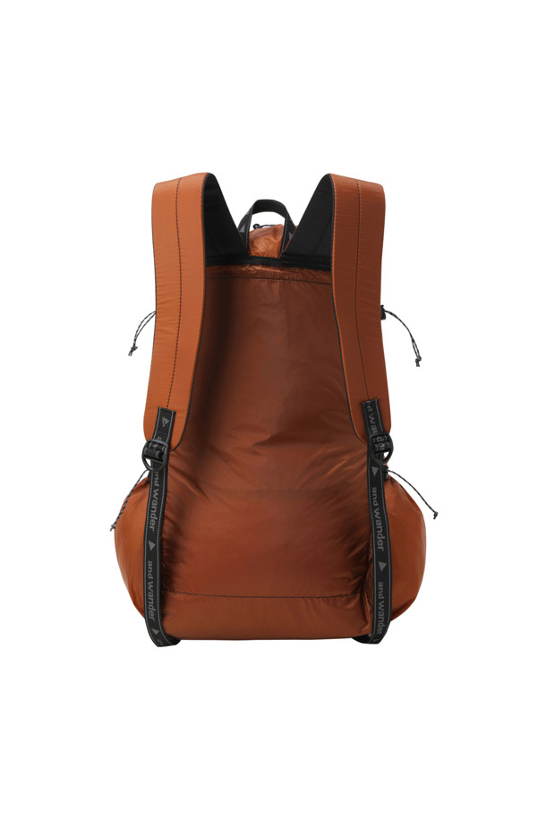 (앤드 와인더) 실 데이팩 - D.ORANGE는 하이킹 및 일상 사용에 적합한 남성용 데이팩입니다. 다크오렌지 컬러의 사각 형태 가방으로, 로고 패턴이 특징입니다. CORDURA 원단과 INVISTA 실리콘 코팅을 사용하여 방수 기능을 갖췄으며, 미디엄 사이즈로 제작되었습니다. 사이드 포켓과 내부 포켓이 있어 수납이 용이하며, 지퍼형 잠금 방식으로 내용물을 안전하게 보관할 수 있습니다. 고프코어 및 캐주얼, 미니멀 스타일의 등산룩과 여행룩에 매치하기 좋습니다.
