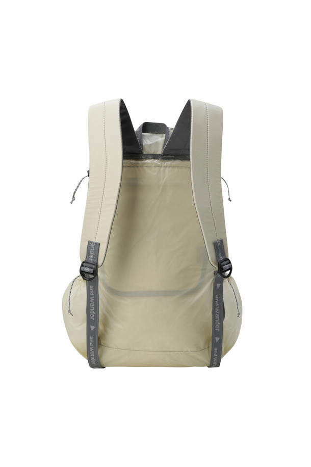 (앤드 원더) 실 데이백 - 오프 화이트는 일상과 하이킹에 적합한 미디엄 사이즈의 데이백입니다. 방수 기능을 갖춘 사각 디자인으로, 로고 패턴이 특징이며, CORDURA 원단을 사용하여 내구성을 높였습니다. 남성용 가방으로, 오프 화이트 색상이며, 사이드 포켓과 내부 포켓이 있어 수납이 용이합니다. 여행룩, 등산룩에 어울리는 캐주얼, 미니멀, 고프코어 스타일 연출에 활용할 수 있습니다. 나일론과 실리콘 소재로 제작되었습니다.
