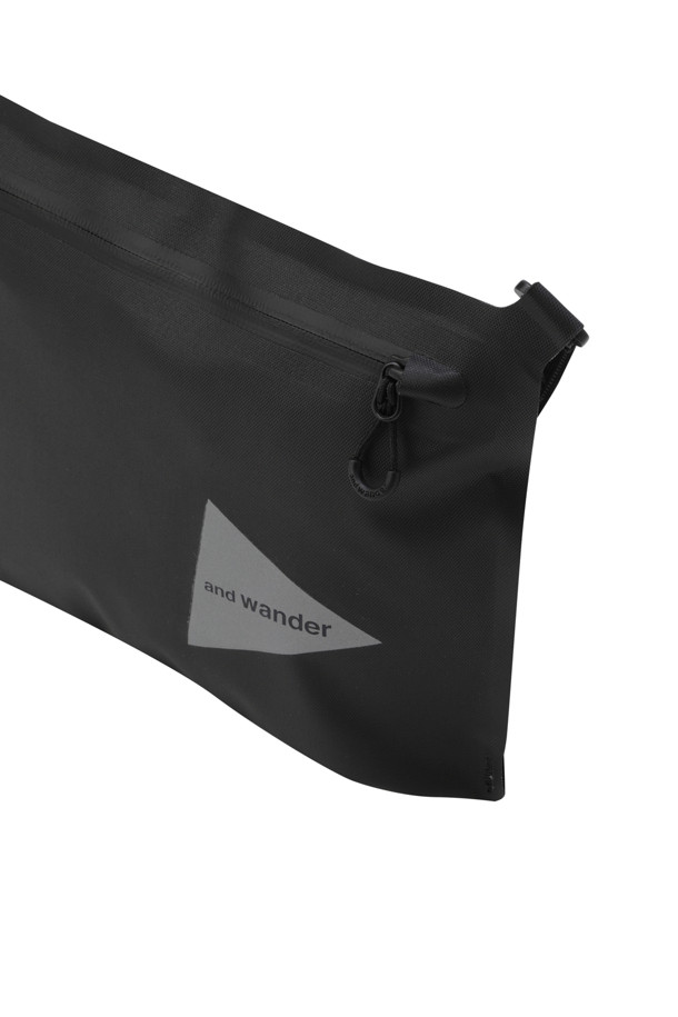 (AND WANDER) 워터프루프 사코슈 - 블랙은 2L 미디엄 사이즈의 블랙 컬러 사코슈입니다. 420D 나일론 TPU 코팅 소재로 제작되어 방수 기능을 제공하며, 가볍게 휴대할 수 있습니다. 무봉제 웰더 접합 방식으로 제작되어 내구성을 높였으며, 사각 형태에 지퍼형 잠금 방식으로 내용물을 안전하게 보관할 수 있습니다. 일상 및 여행 시, 미니멀, 시티보이, 캐주얼 스타일의 여행룩, 출근룩에 매치하여 스타일리시하게 연출해보세요.
