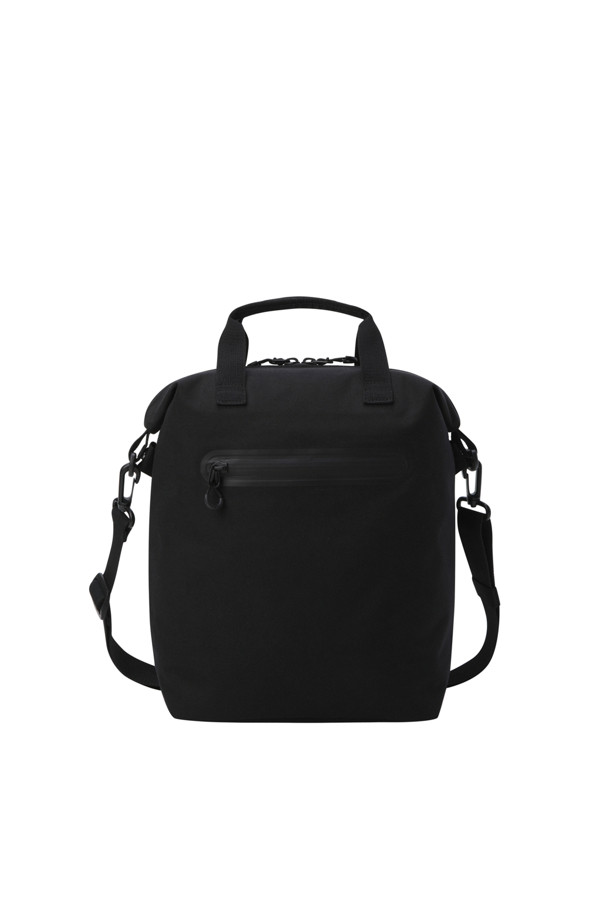 (AND WANDER) PE/CO 2WAY BAG - BLACK는 면과 폴리에스테르 혼방 소재의 블랙 컬러 숄더백입니다. 2-way 디자인으로, 필요에 따라 다양한 스타일 연출이 가능하며, 넉넉한 수납을 위한 대형 포켓과 지퍼형 잠금 방식을 갖췄습니다. 미디엄 사이즈의 사각 형태 가방으로, 캐주얼 및 스포티한 스타일 연출에 적합하며, 도시 사용과 아웃도어 활동 모두에 적합합니다. 완전 방수 기능을 제공하여 궂은 날씨에도 내용물을 안전하게 보호합니다. 미니멀한 디자인으로 어떤 룩에도 잘 어울립니다.
