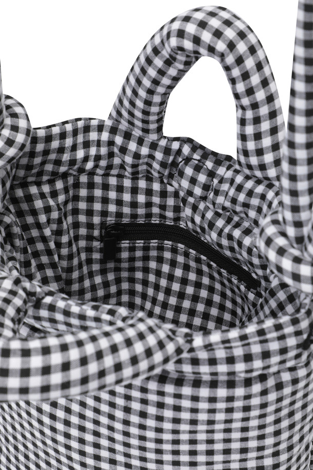 마이크로 오나 소프트 백 - 비시 블랙은 데이트룩과 쇼핑룩에 어울리는 여성용 크로스백입니다. 캐주얼, 미니멀, 클래식 스타일을 연출하기 좋은 이 가방은 블랙 컬러의 미니 사이즈로, 비시체크 패턴이 돋보입니다. 가볍고 푹신한 착용감을 자랑하며, 최대 110cm까지 스트랩 조절이 가능하여 편리합니다. 생활 방수 기능과 내부 지퍼 포켓을 갖춘 사각형 디자인으로, 자석형 및 지퍼형 잠금 방식으로 내용물을 안전하게 보관할 수 있습니다.
