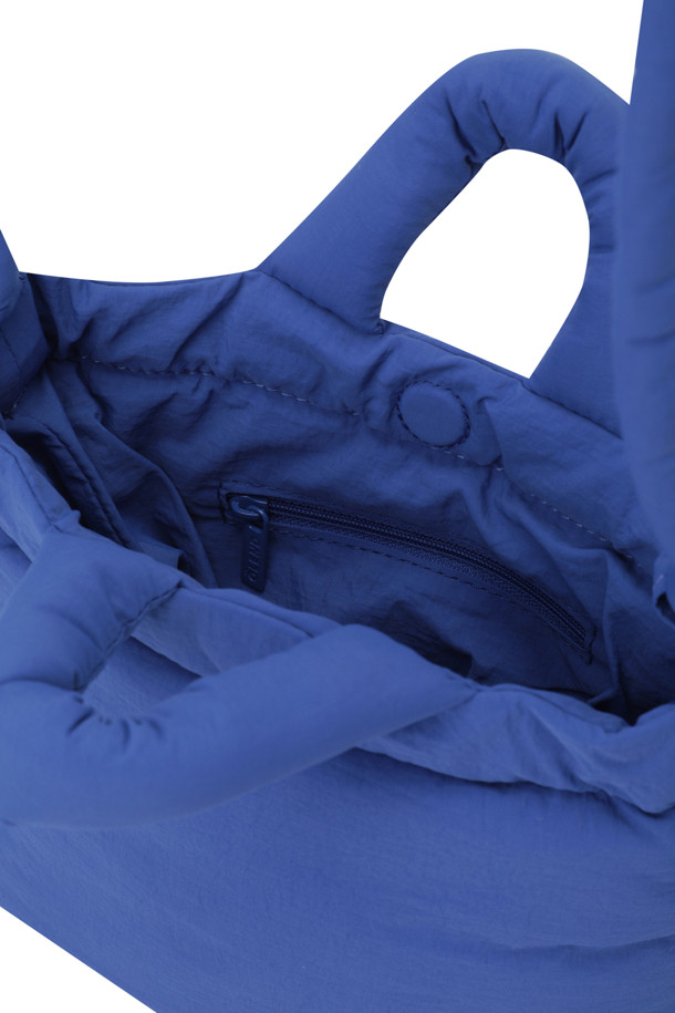 마이크로 오나 소프트 백 - 코발트 블루는 부드러운 소프트 소재로 제작된 여성 데일리 백입니다. 미디엄 사이즈의 사각 쉐입으로, 무지 디자인에 자석형 및 지퍼형 잠금 방식을 갖춰 실용성을 더했습니다. 가볍고 푹신한 착용감과 생활 방수 기능으로 편안하게 사용할 수 있으며, 최대 110cm까지 스트랩 조절이 가능합니다. 내부 포켓이 있어 소지품을 효율적으로 정리할 수 있으며, 데이트룩, 쇼핑룩 등 다양한 스타일에 미니멀, 캐주얼, 클래식하게 매치하기 좋습니다.
