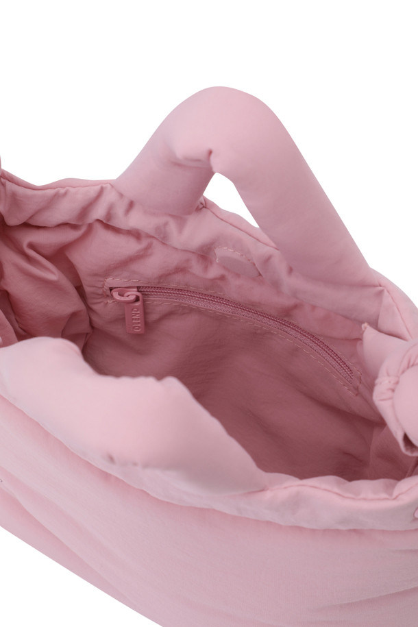 MICRO ONA SOFT BAG (마이크로 오나 소프트 백) - PALE PINK (페일 핑크)는 부드럽고 푹신한 소재로 제작되어 편안한 착용감을 선사하는 여성용 크로스백입니다. 파스텔 핑크 컬러의 무지 디자인으로 캐주얼, 미니멀, 걸리시 스타일을 연출하기에 좋으며, 데이트룩, 동네 마실룩, 카페룩 등 다양한 TPO에 활용할 수 있습니다. 가벼운 무게와 생활 방수 기능으로 실용성을 더했으며, 최대 110cm까지 스트랩 길이 조절이 가능합니다. 내부 지퍼 포켓이 있어 소지품을 안전하게 보관할 수 있으며, 자석형 잠금 방식과 세탁 가능한 장점도 갖추었습니다. 사각형 디자인의 미니 사이즈 가방으로, 데일리백으로 활용하기 좋습니다.
