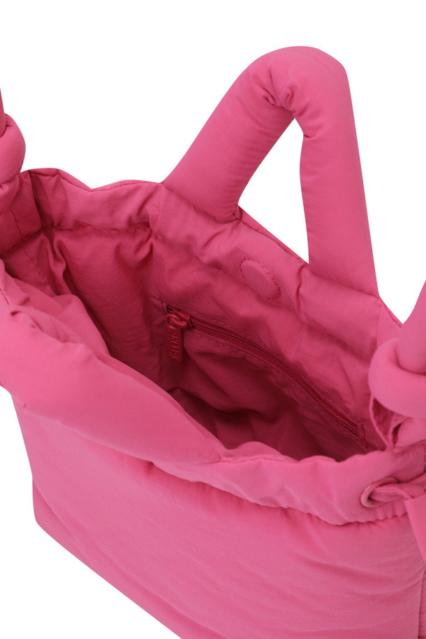 MICRO ONA SOFT BAG (마이크로 오나 소프트 백) - 핑크는 데이트룩, 쇼핑룩에 어울리는 캐주얼, 미니멀, 걸리시 스타일의 여성 가방입니다. 필수품을 넣기 좋은 미디엄 사이즈의 데일리백으로, 가볍고 푹신한 소재와 비비드한 핑크 컬러가 특징입니다. 최대 110cm까지 스트랩 조절이 가능하며, 지퍼가 달린 내부 포켓으로 소지품을 안전하게 보관할 수 있습니다. 부드러운 솔과 따뜻한 물, 비누로 세탁하여 관리할 수 있습니다. 사각 형태의 디자인과 자석형 잠금 방식으로 편리하게 사용할 수 있습니다.
