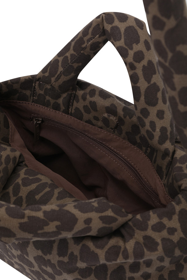 MINI ONA SOFT BAG - 레오파드
브라운과 블랙 컬러의 레오파드 패턴이 돋보이는 여성용 미니백입니다. 스몰 사이즈로, 데이트룩, 카페룩, 모임룩 등 다양한 TPO에 맞춰 클래식, 미니멀, 캐주얼 스타일을 연출할 수 있습니다. 가볍고 푹신한 착용감이 특징이며, 스트랩 조절이 가능하여 편리합니다. 자석형 및 지퍼형 잠금 방식으로 내용물을 안전하게 보관할 수 있으며, 내부 포켓 2개와 외부 지퍼 포켓 1개로 수납력을 높였습니다. 스트랩은 최대 100cm까지 조절 가능합니다.
