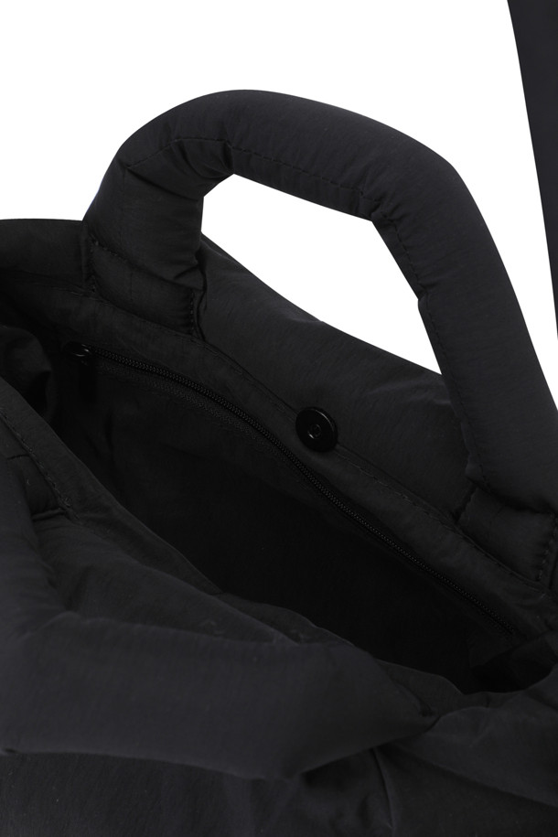 미니 오나 소프트 백 - 블랙은 여성용 가방으로, 미니멀, 클래식, 시크한 스타일을 추구하는 분들께 적합합니다. 데이트룩, 쇼핑룩, 카페룩 등 다양한 TPO에 매치하기 좋으며, 넉넉한 수납력을 위한 내부 포켓 2개와 외부 지퍼 포켓 1개를 갖추었습니다. 사각 형태의 스몰 사이즈 가방으로, 생활 방수가 가능하여 실용적입니다. 자석형 잠금방식으로 간편하게 여닫을 수 있으며, 최대 100cm까지 스트랩 조절이 가능합니다.
