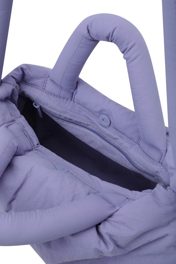 미니 오나 소프트 백 - 라일락은 여성용 가방으로, 미니멀하고 클래식, 캐주얼 스타일에 잘 어울립니다. 라일락 컬러의 무지 디자인에 사각 형태로 제작되었으며, 생활 방수 기능이 있어 실용적입니다. 넉넉한 수납을 위한 내부 포켓 2개와 외부 지퍼 포켓 1개, 그리고 스트랩 길이 조절(최대 100cm) 기능으로 편의성을 더했습니다. 데이트룩, 쇼핑룩, 카페룩 등 다양한 TPO에 활용하기 좋은 스몰 사이즈 가방입니다.
