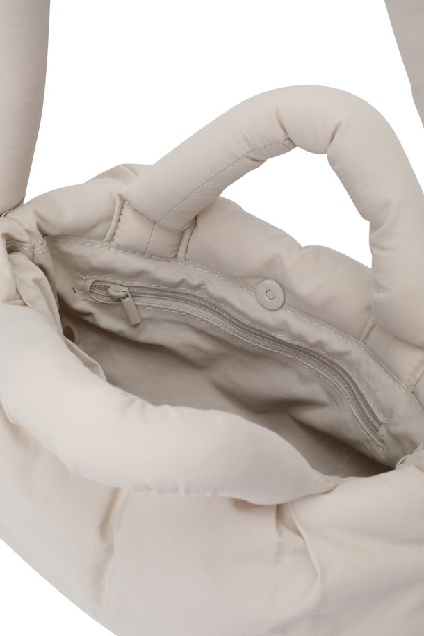 미니 오나 소프트 백 - 샌드는 여성스러운 미니백으로, 부드러운 소재와 은은한 샌드 컬러가 특징입니다. 가볍고 실용적인 스몰 사이즈로, 데이트룩, 쇼핑룩, 카페룩 등 다양한 TPO에 매치하기 좋습니다. 스트랩 길이 조절이 가능하여 (최대 100cm) 숄더백 또는 크로스바디백으로 연출할 수 있으며, 내부 포켓 2개와 외부 지퍼 포켓 1개로 수납력을 높였습니다. 미니멀, 클래식, 캐주얼 스타일을 즐겨 입는 분들께 추천합니다.
