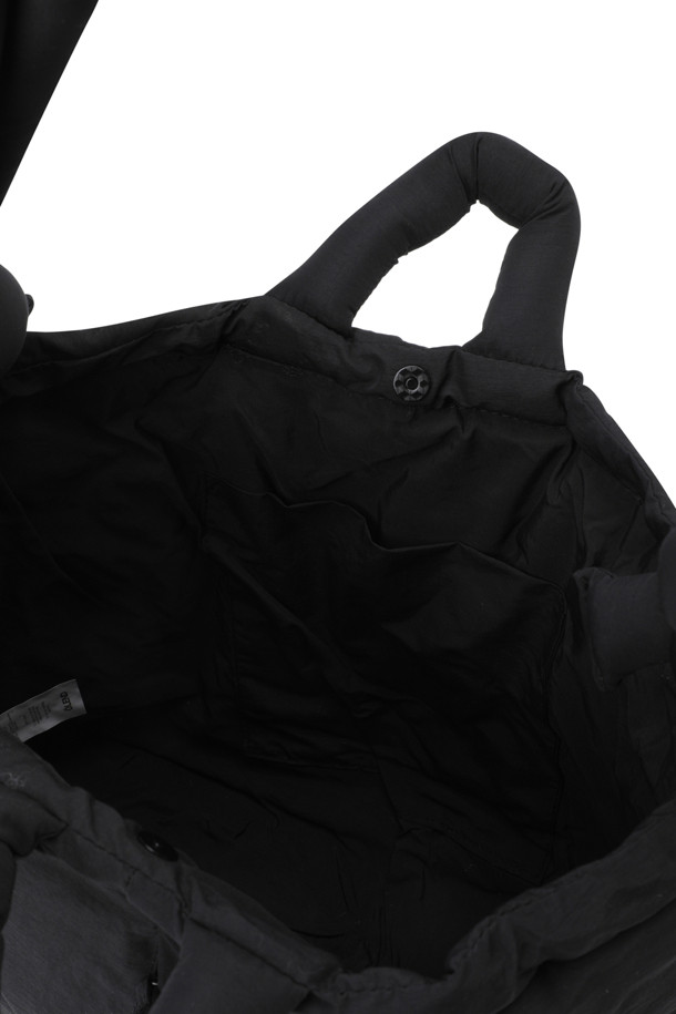 ONA 소프트 백 - 블랙은 미디엄 사이즈의 사각 가방으로, 여성 고객을 위한 블랙 컬러의 무지 가방입니다. 생활 방수 기능을 갖춰 실용적이며, 17인치 노트북 수납이 가능합니다. 핸드백, 숄더백, 백팩 3가지 방식으로 연출할 수 있으며, 스트랩 길이 조절을 통해 다양한 스타일을 소화할 수 있습니다. 가볍고 편안한 소재로 제작되었으며, 외부 지퍼 포켓 1개와 내부 포켓 1개가 있어 수납력을 높였습니다. 출근룩, 오피스룩, 모임룩 등 다양한 TPO에 미니멀, 클래식, 시크한 스타일을 더해 보세요.
