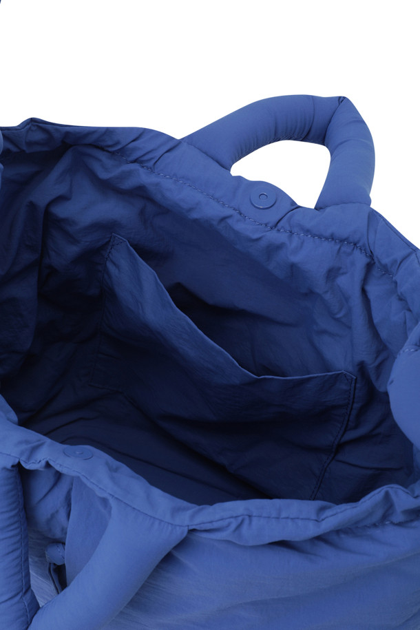 ONA 소프트 백 - 코발트 블루는 여성스러운 스타일을 완성하는 라지 사이즈 숄더백입니다. 코발트 블루 컬러의 무지 디자인으로, 출근룩, 여행룩, 쇼핑룩 등 다양한 TPO에 활용하기 좋습니다. 가볍고 생활 방수가 가능한 소재에, 17인치 노트북 수납이 가능하여 실용성을 더했습니다. 핸드백, 숄더백, 백팩 3way 스타일로 변형하여 사용하며, 내부 포켓 1개와 외부 지퍼 포켓 1개, 자석형 잠금 방식으로 편리함을 더했습니다. 미니멀, 클래식, 캐주얼 등 어떤 스타일에도 잘 어울리는 사각 모양의 가방입니다.
