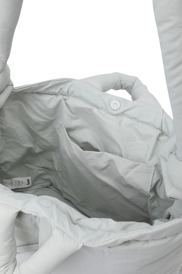 ONA 소프트 백 - 펄 그레이는 여성용 가방으로, 일상과 출근룩, 여행룩에 모두 잘 어울리는 제품입니다. 미니멀, 캐주얼, 클래식 스타일을 추구하는 분들께 적합하며, 라지 사이즈의 사각형 디자인이 특징입니다. 가볍고 푹신한 소재에 생활 방수 기능, 노트북 수납, 스트랩 조절이 가능하며, 핸드백, 숄더백, 백팩 3가지 방식으로 활용할 수 있습니다. 펄 그레이 컬러의 무지 디자인으로, 외부 지퍼 포켓 1개와 내부 포켓 1개, 자석형 잠금 방식으로 편리함과 실용성을 더했습니다.
