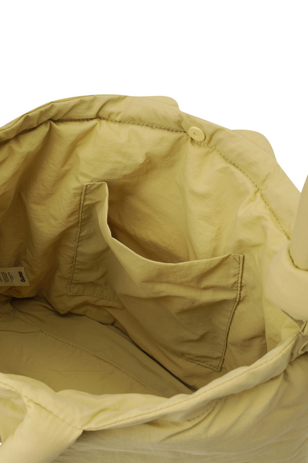 ONA 소프트 백 - 라임은 여성 고객을 위한 미디엄 사이즈의 사각 가방입니다. 라임 컬러의 무지 디자인으로, 미니멀, 캐주얼, 클래식 스타일을 선호하는 분들께 적합합니다. 생활 방수 기능과 17인치 노트북 수납이 가능하여 실용성을 높였으며, 핸드백, 숄더백, 백팩 3가지 형태로 연출할 수 있습니다. 가볍고 푹신한 소재로 제작되었으며, 최대 100cm까지 조절 가능한 스트랩과 자석형 잠금 방식으로 편의성을 더했습니다. 데이트룩, 쇼핑룩, 카페룩 등 다양한 TPO에 활용하기 좋습니다.
