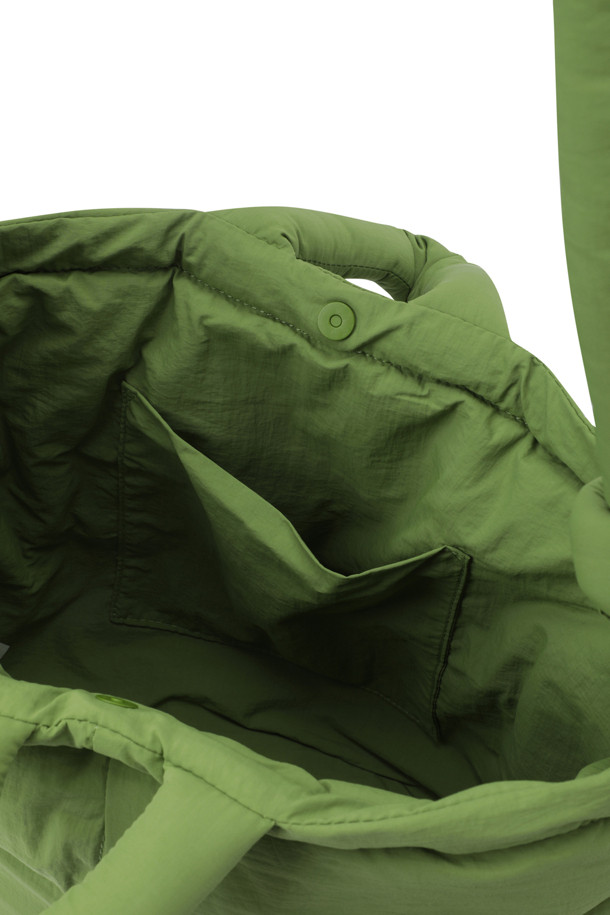 ONA 소프트 백 - 말차는 여성용 가방으로, 말차 및 그린 색상으로 출시되었습니다. 넉넉한 수납력을 자랑하는 라지 사이즈의 무지 가방으로, 3가지 스타일(핸드백/숄더백/백팩)로 연출할 수 있습니다. 가볍고 푹신한 소재에 생활 방수 기능이 더해져 실용적이며, 최대 100cm까지 길이 조절 가능한 스트랩이 있습니다. 17인치 노트북 수납이 가능하며 내부 포켓 1개와 외부 지퍼 포켓 1개가 있어 편리합니다. 자석형 잠금 방식으로, 카페룩, 여행룩, 출근룩 등 다양한 TPO에 미니멀, 캐주얼, 클래식 스타일로 코디하기 좋습니다.
