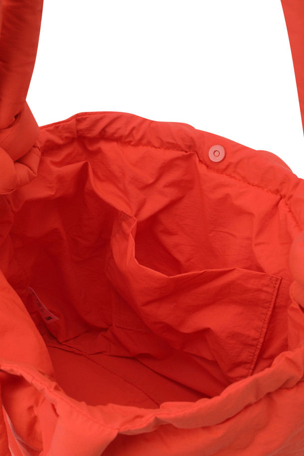 ONA 소프트 백 - 코랄은 여성용 가방으로, 미니멀, 캐주얼, 클래식 스타일을 추구하는 분들께 적합합니다. 푹신한 소재와 생활 방수 기능으로 편안함과 실용성을 갖췄으며, 데이트룩, 쇼핑룩, 카페룩 등 다양한 TPO에 활용할 수 있습니다. 17인치 노트북 수납이 가능하며, 핸드백, 숄더백, 백팩 3way로 활용할 수 있어 실용적입니다. 코랄 컬러의 무지 디자인에 자석형 잠금 방식을 적용했으며, 스트랩은 최대 100cm까지 조절 가능합니다. 외부 지퍼 포켓 1개와 내부 포켓 1개가 있어 수납력을 높였습니다.
