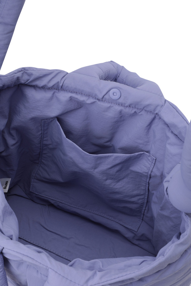 ONA 소프트 백 - 라일락은 여성용 가방으로, 미디엄 사이즈의 사각 쉐입을 갖춘 제품입니다. 부드럽고 푹신한 소재에 라일락 컬러의 무지 디자인으로, 미니멀, 캐주얼, 클래식 스타일을 선호하는 분들께 추천합니다. 생활 방수 기능과 노트북 수납이 가능하며, 핸드백, 숄더백, 백팩 3way로 활용할 수 있어 실용적입니다. 최대 100cm까지 조절 가능한 스트랩과 외부 지퍼 포켓, 내부 포켓 1개, 자석형 잠금 방식으로 편리함을 더했습니다. 데이트룩, 쇼핑룩, 카페룩 등 다양한 TPO에 잘 어울립니다.
