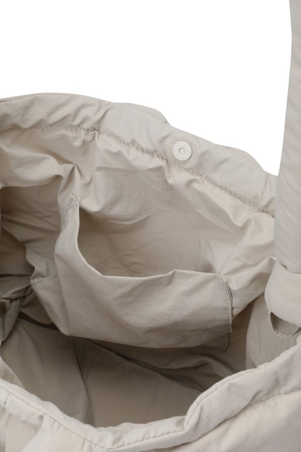 ONA 소프트 백 - 샌드 (ONA SOFT BAG - SAND)는 여성용 가방으로, 미니멀, 클래식, 캐주얼 스타일을 추구하는 분들께 적합합니다. 샌드 컬러의 무지 디자인에 사각형 모양으로, 출근룩과 여행룩에 모두 잘 어울립니다. 가볍고 생활 방수가 가능한 소재로 제작되어 있으며, 최대 17인치 노트북 수납이 가능한 넉넉한 라지 사이즈입니다. 핸드백, 숄더백, 백팩 3가지 방식으로 활용 가능하며, 최대 100cm까지 스트랩 조절이 가능합니다. 외부 지퍼 포켓 1개와 내부 포켓 1개가 있어 수납력을 높였으며, 자석형 잠금 방식으로 편리하게 사용 가능합니다.