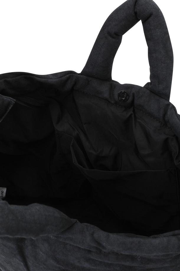 **ONA 워시드 백 - 블랙**은 여성용 가방으로, 미니멀, 캐주얼, 클래식 스타일을 추구하는 분들께 적합합니다. 워시드 코튼 소재의 블랙 컬러, 사각 모양의 라지 사이즈 가방으로, 출근룩, 여행룩, 쇼핑룩 등 다양한 TPO에 활용할 수 있습니다. 최대 100cm까지 스트랩 조절이 가능하며, 17인치 노트북 수납이 가능하여 실용성을 더했습니다. 생활 방수 기능과 자석형 잠금 방식으로 편리하며, 내부 포켓 1개와 외부 포켓 2개로 수납력을 높였고, 세탁 또한 가능합니다.
