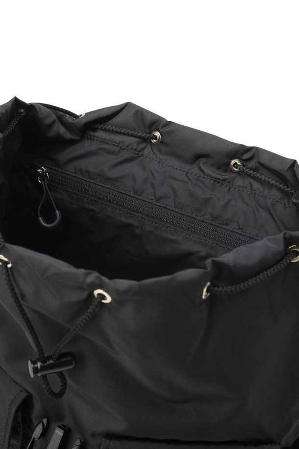 리사이클드 테크 백팩 - 블랙은 여성용 미디엄 사이즈 백팩입니다. 무지 패턴에 버클 장식이 돋보이며, 나일론 소재로 제작되어 튼튼합니다. 수납공간, 지퍼, 스트랩 길이 조절 기능을 갖춰 실용적이며, 가방 모양은 사각형입니다. 버클형과 지퍼형 잠금 방식으로 내용물을 안전하게 보관할 수 있으며, 재활용 소재를 사용하여 환경까지 생각했습니다. 출근룩, 여행룩 등 다양한 TPO에 미니멀, 캐주얼, 시크 스타일로 연출하기 좋습니다.
