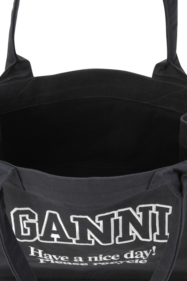 Large Easy Shopper Contrasted Logo - 팬텀은 미니멀하고 클래식한 스타일의 여성용 쇼퍼백입니다. 블랙과 화이트 컬러 조합으로, 넉넉한 라지 사이즈의 사각형 가방입니다. 로고 패턴과 자수 디자인 장식이 특징이며, 심플한 디자인으로 일상에서 활용하기 좋습니다. 친환경 메시지를 담아 제작되었습니다.
