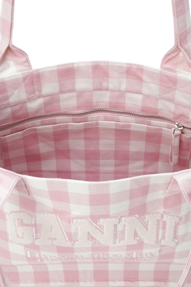 Large Easy Shopper 비시 - 블리치드 모브는 여성용 쇼퍼백입니다. 분홍색 컬러에 체크 패턴이 돋보이며, 부드러운 컬러감과 각진 디테일이 특징입니다. 캐주얼, 미니멀, 클래식 스타일을 아우르며 쇼핑룩, 데이트룩에 잘 어울립니다. 가방 전면에 레터링과 로고, 자수 디자인이 더해져 포인트를 더했습니다. 일상생활에서 활용하기 좋은 라지 사이즈의 사각 숄더백입니다.
