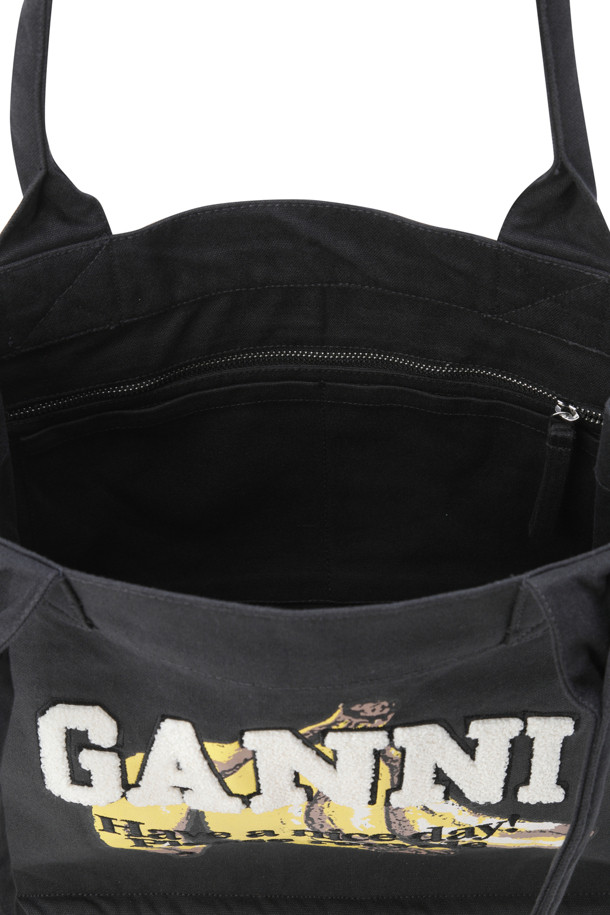 라지 이지 쇼퍼 바나나 프린트 - 블랙은 캔버스 소재의 여성용 쇼퍼백입니다. 블랙 컬러 바탕에 바나나 프린트와 브랜드 레터링 자수 디테일이 돋보이며, 캐주얼하고 미니멀한 스타일을 연출합니다. 넉넉한 라지 사이즈로 수납력을 높였으며, 오픈형 잠금 방식으로 편리하게 사용할 수 있습니다. 일상과 쇼핑, 동네 마실룩에 잘 어울리는 실용적인 가방입니다.
