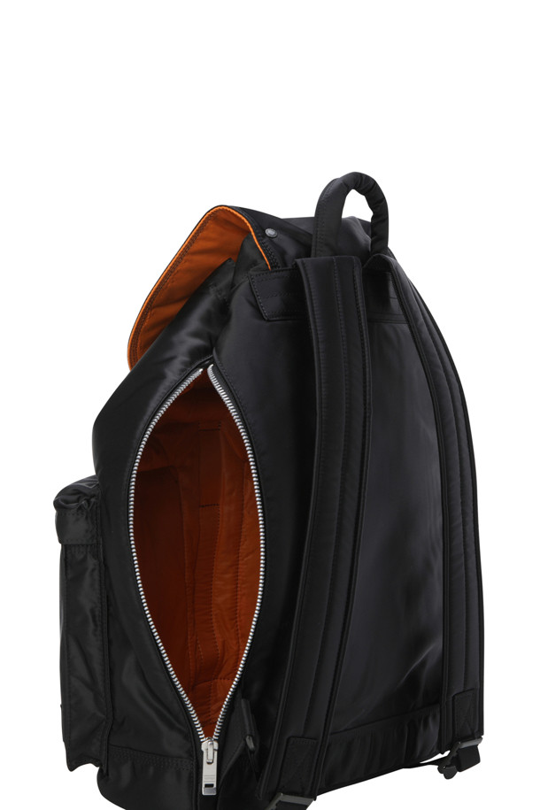 (PORTER) 탱커 럭색 - 블랙은 시그니처 탱커 시리즈의 백팩으로, 일상과 여행 모두에 적합한 디자인입니다. 블랙 컬러의 무지 디자인에 플랩 디테일이 돋보이며, 미디엄 사이즈로 수납력을 높였습니다. 세계 최초 양산화된 100% 식물성 나일론 소재를 사용하여 내구성과 스타일을 동시에 잡았습니다. 조임끈과 지퍼형 잠금 방식으로 내용물을 안전하게 보호하며, 정품 파우치를 함께 제공합니다. 미니멀, 클래식, 시티보이 스타일의 여행룩과 출근룩에 매치하기 좋습니다.
