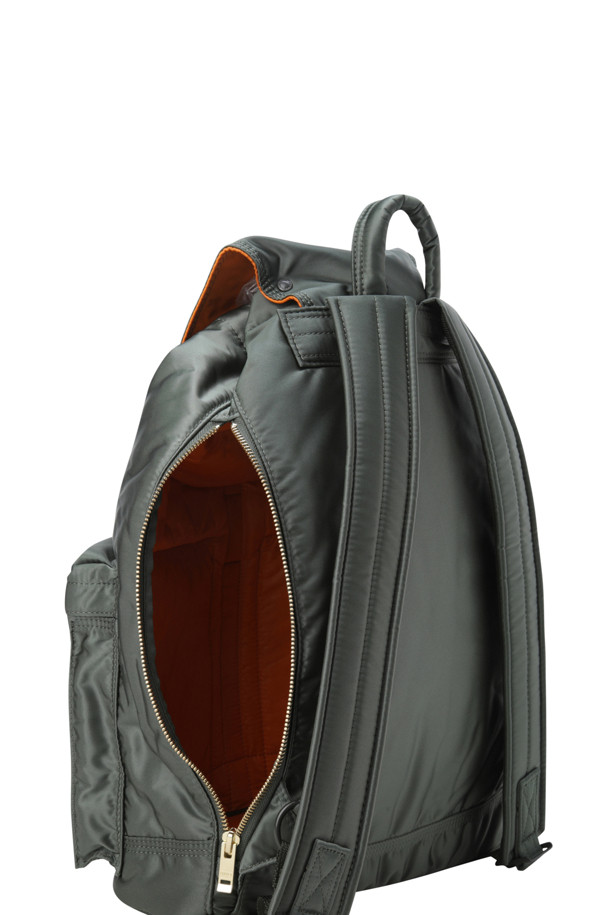 (PORTER) 탱커 럭색 - 그린은 일상과 여행 모두에 적합한 남성용 백팩입니다. 미니멀, 캐주얼, 시티보이 스타일을 추구하는 분들께 추천하며, 넉넉한 수납공간을 제공합니다. 식물성 나일론 소재를 사용하여 내구성을 높였으며, 플랩 디자인과 조임 끈, 지퍼형 잠금 방식이 특징입니다. (PORTER) 탱커 시리즈 특유의 사각 형태 디자인과 그린 컬러, 무지 패턴이 세련된 느낌을 선사합니다. 정품 파우치를 포함하여 실용성을 더했습니다.
