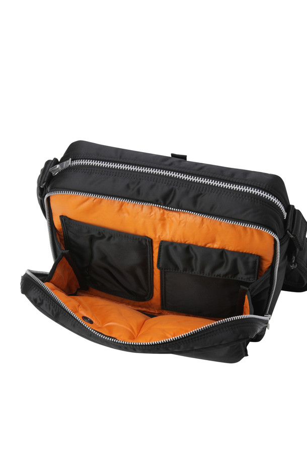 (PORTER) 텐커 슬링 백 W 지퍼 (L) - 블랙은 남성 고객을 위한 라지 사이즈의 슬링백입니다. 무지 패턴의 블랙 컬러 나일론 소재로 제작되어 미니멀, 시크, 캐주얼 스타일을 연출하기 좋습니다. 내부 포켓, 뒷면 포켓 등 넉넉한 수납공간을 제공하며, 지퍼형 잠금 방식으로 내용물을 안전하게 보호합니다. 여행룩, 출근룩, 비즈니스 캐주얼 등 다양한 TPO에 활용 가능하며, 정품 파우치를 포함합니다.
