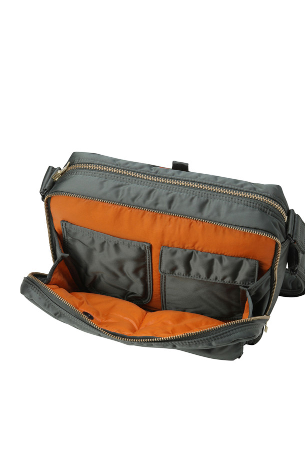 (PORTER) 탠커 슬링백 W 지퍼 (L) - 그린은 남성용 슬링백으로, 여행룩, 휴가룩, 출근룩 등 다양한 TPO에 활용 가능한 제품입니다. 미니멀, 캐주얼, 시티보이 스타일을 연출하기에 적합하며, 나일론 소재로 제작되어 가볍고 내구성이 뛰어납니다. 라지 사이즈 슬링백으로 수납력이 뛰어나며, 지퍼형 잠금 방식으로 내용물을 안전하게 보호합니다. 내부 포켓, 뒷면 포켓 등 넉넉한 수납공간과 정품 파우치까지 포함되어 실용성을 더했습니다.
