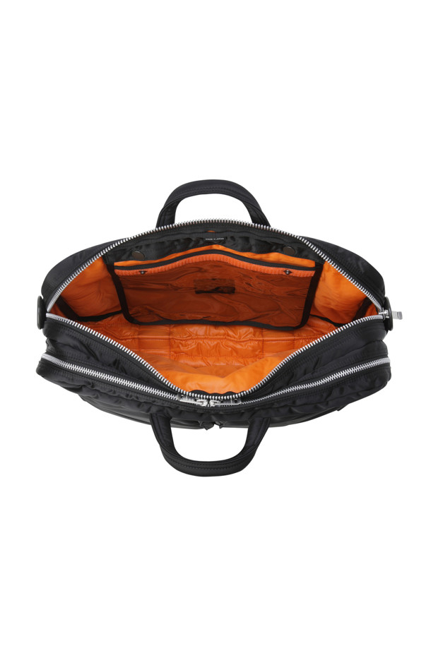 (PORTER) 탱커 2웨이 도큐먼트 백 W 지퍼 - 블랙은 남성용 서류가방으로, 나일론 소재의 라지 사이즈 무지 가방입니다. 지퍼 잠금 방식과 사각 형태 디자인에 2WAY, 다양한 내부 포켓, 뒷면 포켓, 정품 파우치 등 실용적인 기능성을 갖췄습니다. 오피스룩, 비즈니스 캐주얼, 출근룩 등 TPO에 적합하며, 클래식, 미니멀, 시크 스타일을 연출하기 좋습니다. 일상과 비즈니스 모두 활용 가능한 실용적인 아이템입니다.
