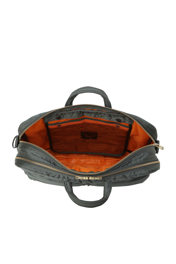 (PORTER) 탱커 2WAY 도큐먼트 백 W 지퍼 - 그린은 남성을 위한 라지 사이즈 서류가방입니다. 나일론 소재의 무지 디자인으로, 2WAY 기능과 다양한 내부 포켓, 뒷면 포켓, 정품 파우치까지 포함하여 실용성을 높였습니다. 지퍼형 잠금 방식으로 소지품을 안전하게 보관하며, 그린 컬러가 세련된 분위기를 더합니다. 출근룩, 비즈니스 캐주얼, 오피스룩 등 다양한 TPO에 활용 가능하며, 클래식, 미니멀, 시크 스타일을 즐기는 분들께 추천합니다.
