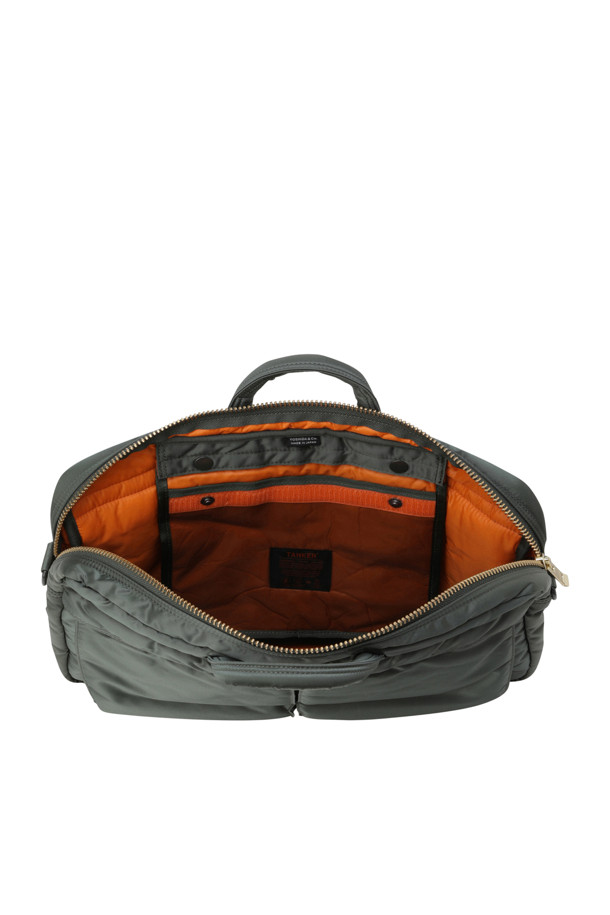 (PORTER) 탱커 2WAY 도큐먼트 백 - 그린은 일상과 비즈니스 모두에 활용 가능한 남성용 서류 가방입니다. 15인치 PC 및 태블릿/문서 수납이 가능하며, 탈부착 가능한 스트랩으로 2WAY 연출이 가능합니다. 그린 컬러의 무지 디자인에 나일론 소재를 사용하여, 클래식, 미니멀, 시크 스타일에 잘 어울립니다. 가방 내부에는 정품 파우치가 제공되며, 뒷면 지퍼 포켓으로 실용성을 더했습니다. 지퍼형 잠금 방식으로 소지품을 안전하게 보관할 수 있습니다.
