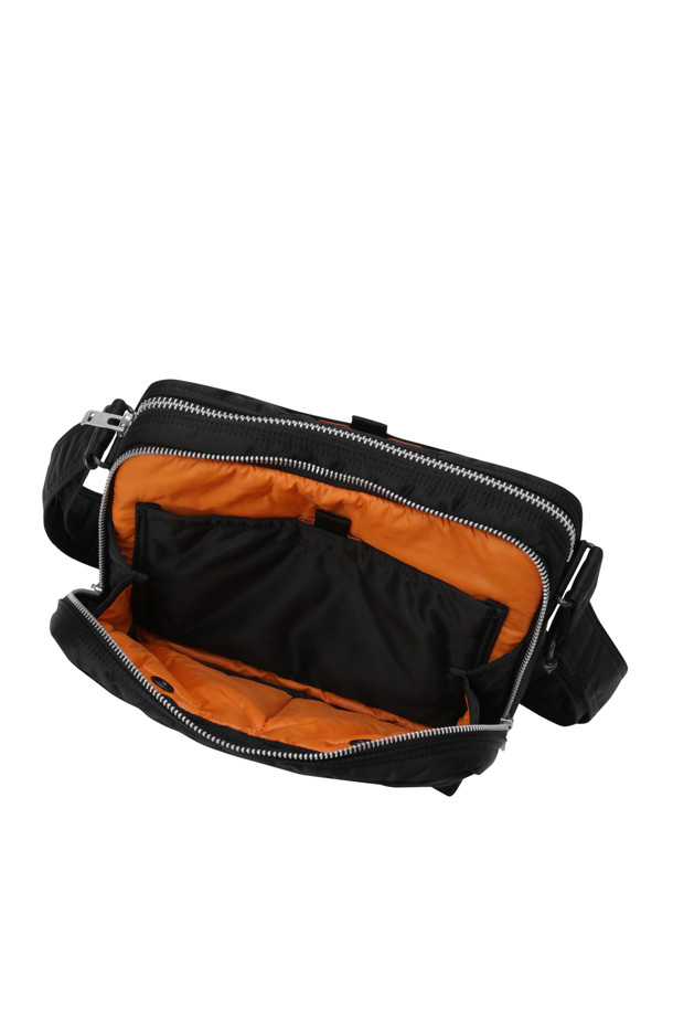 (PORTER) 탠커 슬링 백 W 지퍼 - 블랙은 미니멀하고 시크한 스타일을 추구하는 남성을 위한 슬링백입니다. 여행룩이나 비즈니스 캐주얼에 잘 어울리며, 사각 모양에 무지 패턴으로 디자인되어 깔끔한 느낌을 줍니다. 가볍고 내구성이 뛰어난 식물성 나일론 소재를 사용하여 일상과 여행에서 편안하게 사용할 수 있습니다. 지퍼형 잠금 방식과 뒷면 포켓으로 수납 기능을 더해 실용성을 높였으며, 미디엄 사이즈로 소지품을 효율적으로 보관할 수 있습니다.
