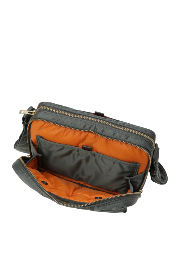 (PORTER) 탠커 슬링 백 W 지퍼 - 그린은 미니멀하고 캐주얼한 스타일을 추구하는 남성 여행룩에 완벽한 슬링백입니다. 식물성 나일론 소재를 사용하여 제작되었으며, 미디엄 사이즈의 사각 형태에 무지 패턴으로 깔끔함을 더했습니다. 지퍼형 잠금 방식으로 소지품을 안전하게 보관할 수 있으며, 뒷면 포켓이 있어 실용성을 높였습니다. 탠커 슬링 백은 일상과 여행 모두에서 활용 가능하며, 심플한 디자인으로 어떤 스타일에도 잘 어울립니다.
