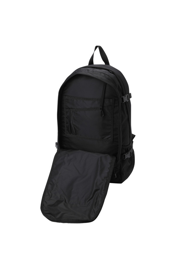 **폴리에스터 트윌 백팩 - 블랙(화이트)**는 미니멀, 캐주얼, 시티보이 스타일을 추구하는 남성을 위한 백팩입니다. 출근룩, 여행룩, 비즈니스 캐주얼에 잘 어울리며, 27L 용량의 미디엄 사이즈로 넉넉한 수납 공간을 제공합니다. 폴리에스터 소재에 로고 자수 디자인이 특징이며, 무지 패턴의 블랙과 화이트 컬러로 출시되었습니다. 내부에는 펜 홀더, 키 후크, 메쉬 포켓을 갖추고 있으며, 가방 잠금 방식은 지퍼형과 벨크로형입니다. 압축 스트랩, 가슴 스트랩, 조절식 어깨 스트랩이 있어 편안하게 착용 가능합니다.
