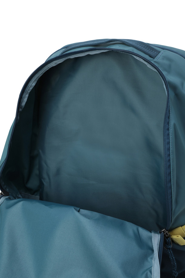 Refugio Daypack 30L - 르푸지오 데이팩 30L - 웬틀랜드 블루는 일상, 여행, 바이크 활동에 적합한 남성용 데이백입니다. 30L의 넉넉한 수납 공간과 15인치 노트북 수납이 가능한 실용성을 갖췄으며, 통기성이 뛰어난 패드와 물주머니 걸이를 지원합니다. 사각 형태에 무지 디자인으로 미니멀하고 캐주얼한 스타일을 연출하며, 웬틀랜드 블루 컬러가 세련된 여행룩을 완성합니다. 지퍼형 잠금 방식으로 안전하게 소지품을 보관할 수 있으며, 바이크 라이트 클립을 제공하여 야간에도 안전하게 라이딩을 즐길 수 있습니다. 나일론 소재로 제작되어 내구성이 뛰어나며, 튼튼하게 제작되어 오랫동안 사용하실 수 있습니다.

