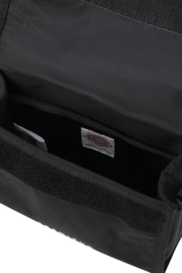 **CORDURA CANVAS SHOULDER BAG (CREMIEUX) - BLACK**는 500 데니어 코듀라와 나일론 소재로 제작된 여성 숄더백입니다. 가볍고 튼튼하며, 사각형 디자인에 벨크로 및 스냅 잠금 방식을 갖추었습니다. 조절 가능한 어깨끈과 메쉬 내부 포켓이 있어 실용적이며, 블랙 색상의 무지 디자인으로 어떤 스타일에도 잘 어울립니다.
