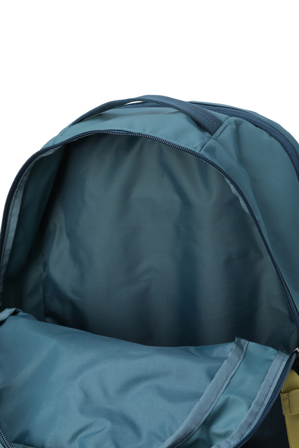 Refugio Daypack 26L (레퓨지오 데이팩 26L) - Wetland Blue (웨트랜드 블루)는 여성용 데이백입니다. 나일론 소재의 사각 디자인으로 15인치 노트북 수납이 가능하며, 패드 처리가 되어 있어 소지품을 안전하게 보호합니다. 블루 컬러에 무지 패턴으로 캐주얼, 미니멀, 스포티한 스타일을 연출하기 좋습니다. 일상, 여행, 바이크 활동에 적합하며, 노트북 수납, 통기성, 물주머니걸이, 바이크라이트클립 기능이 있습니다. 여행룩을 연출하기에도 좋은 실용적인 가방입니다.
