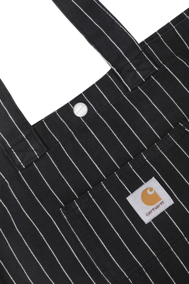 헨드리의 토트백 - 블랙 / 왁스 (시튼 스트라이프)는 남성을 위한 미디엄 사이즈 토트백입니다. 블랙 컬러의 코튼 소재에 중간 두께의 코튼 트윌 소재로 제작되었으며, 사각 모양에 스냅 버튼과 라벨 디자인이 특징입니다. 내부 포켓과 앞면 포켓이 있어 수납이 용이하며, 지퍼형 잠금 방식으로 내용물을 안전하게 보호합니다. 쇼핑, 동네 마실, 여행 등 다양한 TPO에 캐주얼, 미니멀, 클래식 스타일로 연출하기 좋습니다.
