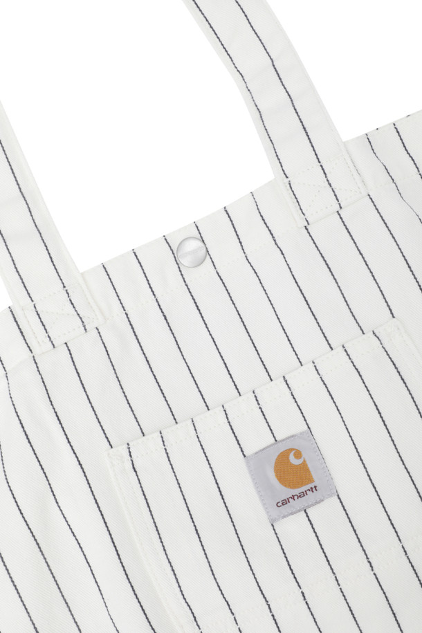 헨드리 토트 - 왁스 / 다크 네이비 (시튼 스트라이프)는 남성용 미디엄 사이즈 토트백입니다. 네이비 컬러의 코튼 소재로 제작되었으며, 사각 쉐입에 스트라이프 패턴으로 포인트를 주었습니다. 내부 포켓과 외부 포켓이 있어 수납이 용이하며, 지퍼형 잠금 방식으로 내용물을 안전하게 보관할 수 있습니다. 라벨과 스냅 버튼 디테일이 디자인의 완성도를 높이며, 안감 처리가 없는 중간 두께감으로 편안한 사용감을 제공합니다. 데이트룩, 쇼핑룩, 여행룩 등 다양한 TPO에 캐주얼, 클래식, 미니멀 스타일로 연출하기 좋습니다.
